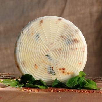 Kuhmilchkäse "Caciotta" mit Chili und Rucola 820 g